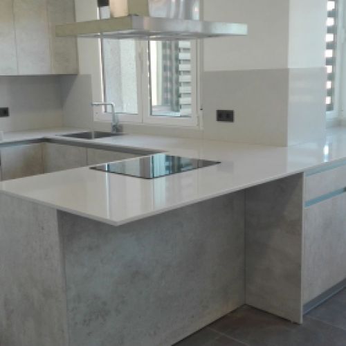 Cocina abierta con isla y muebles a medida de Tecnimueble