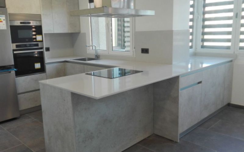 Cocina abierta con isla y muebles a medida de Tecnimueble