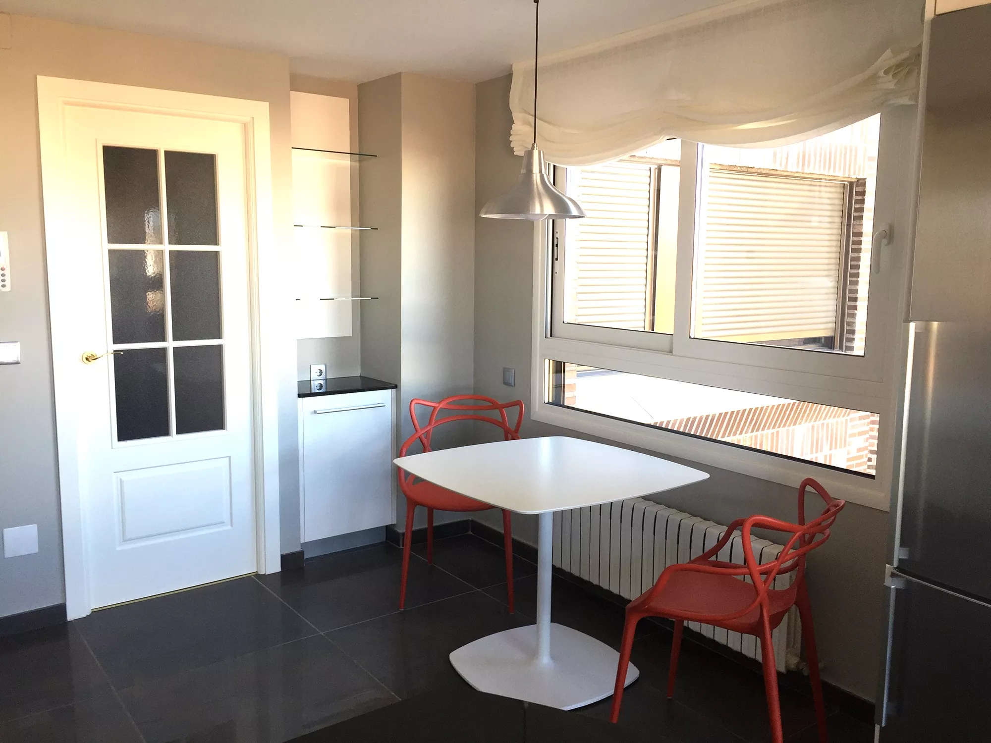 Mesas y sillas fabricadas por Tecnimueble, con opciones adaptadas a distintos estilos y necesidades.