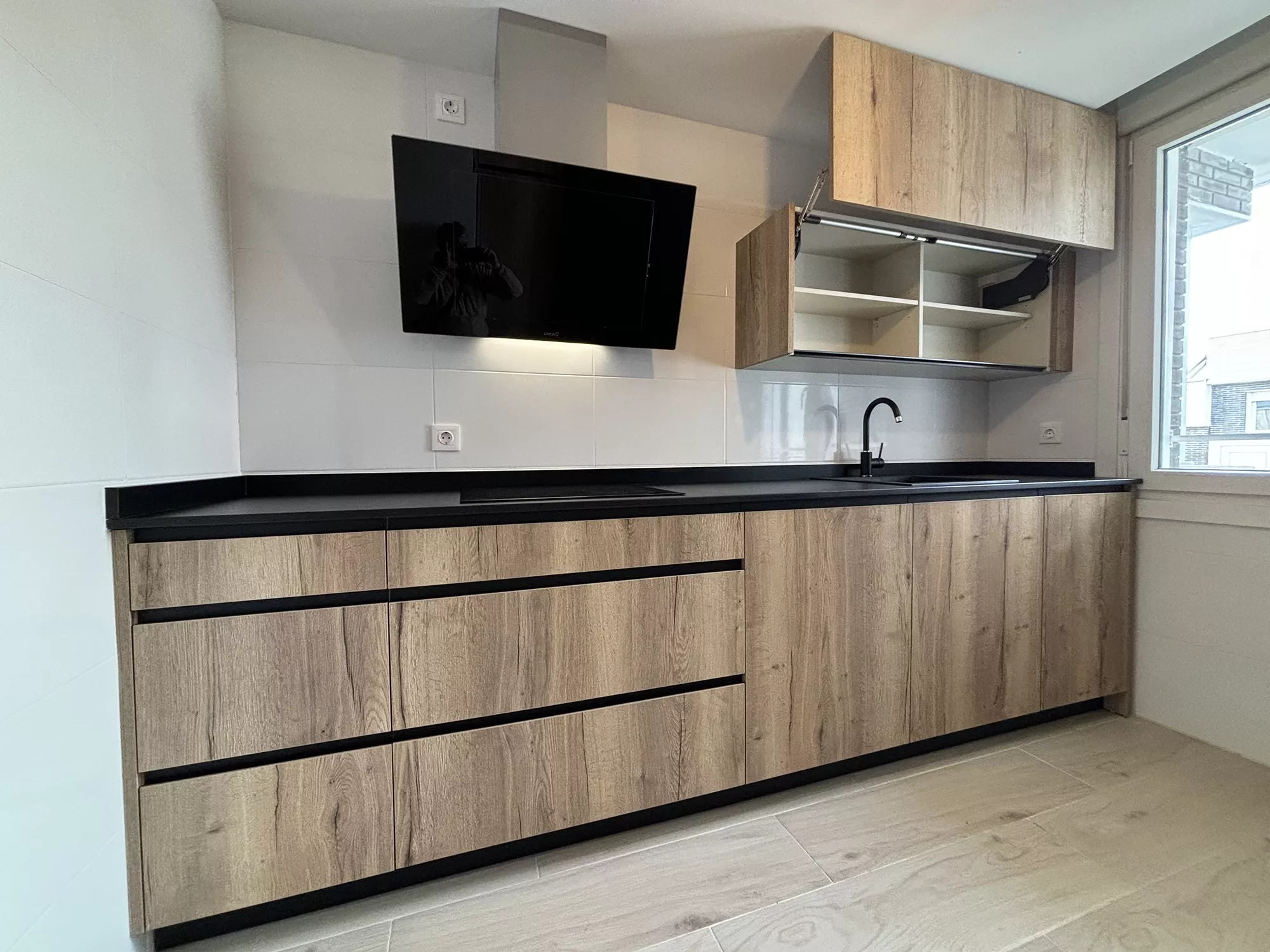 Servicio de mantenimiento para muebles de cocina, realizado por Tecnimueble, asegurando la durabilidad y buen estado de tus muebles.