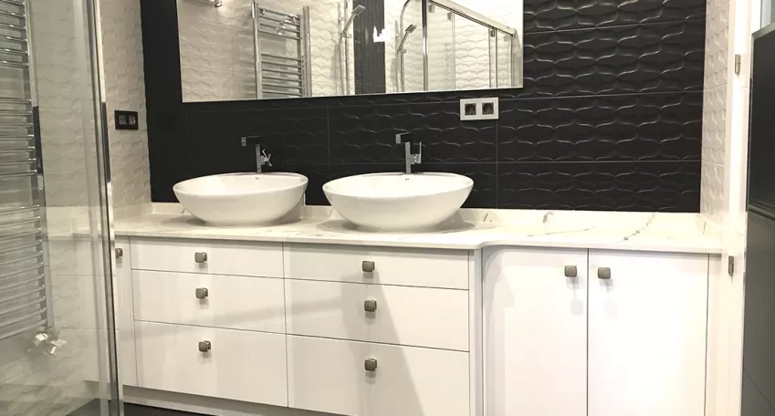 Muebles de baño a medida diseñados por Tecnimueble, especializados en adaptaciones para espacios pequeños o complejos.