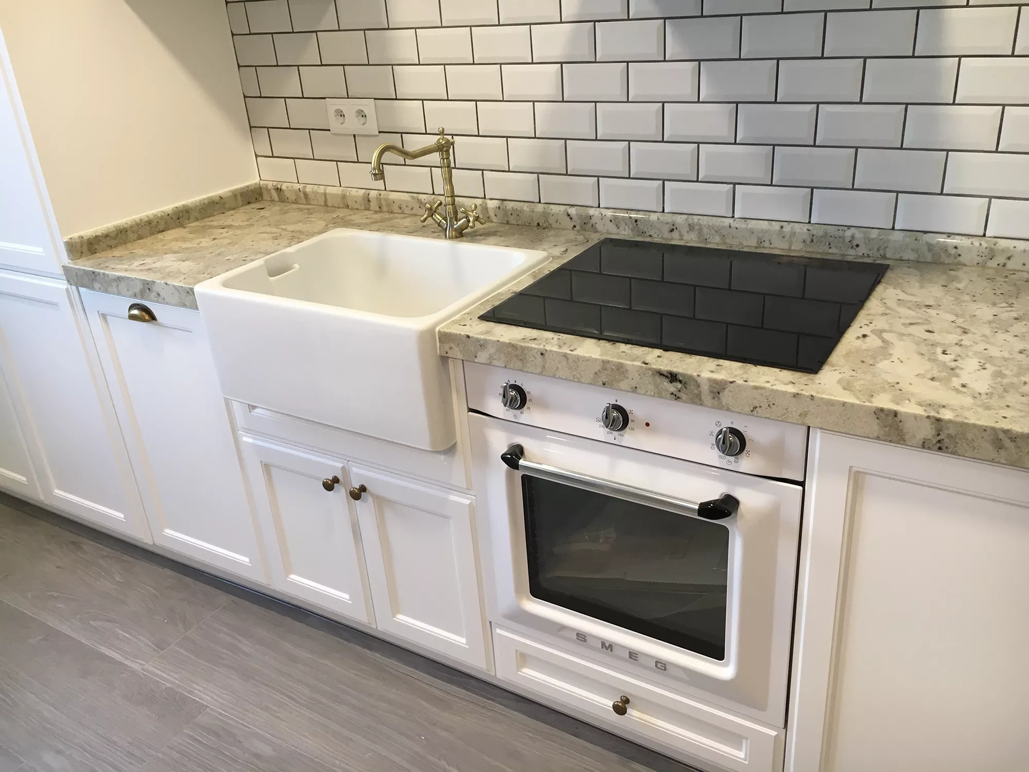 Servicio de reparación de muebles de cocina en Valladolid, realizado por Tecnimueble para restaurar la funcionalidad y estética de tus muebles.