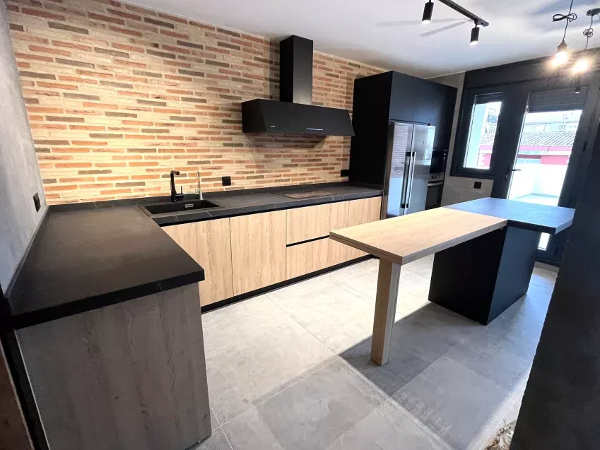 Fabricante de cocinas personalizadas en Valladolid, con diseños a medida y materiales variados, garantizando calidad y durabilidad.