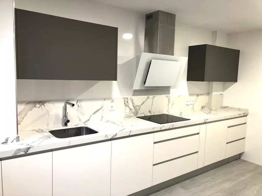 Cocinas personalizadas diseñadas por Tecnimueble en Valladolid, adaptadas a tu estilo y necesidades.