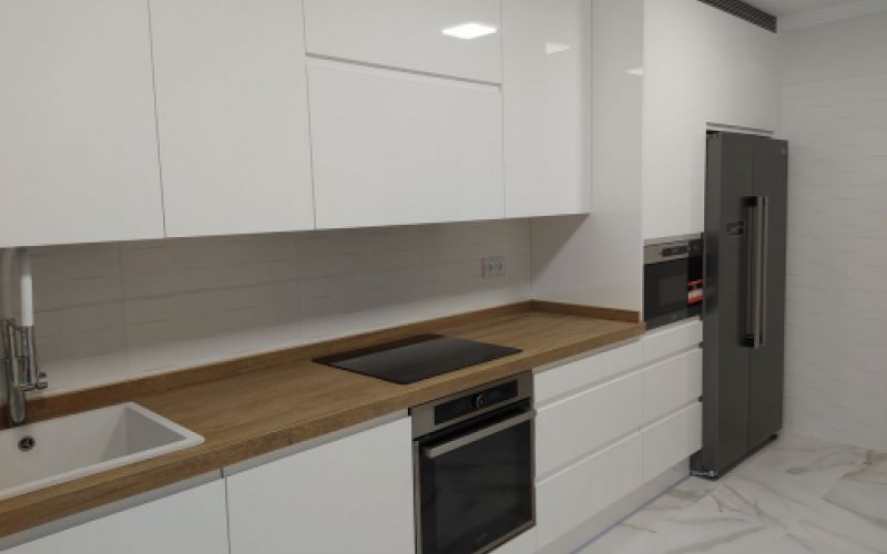 Cocina de estilo rústico con materiales naturales fabricada por Tecnimueble