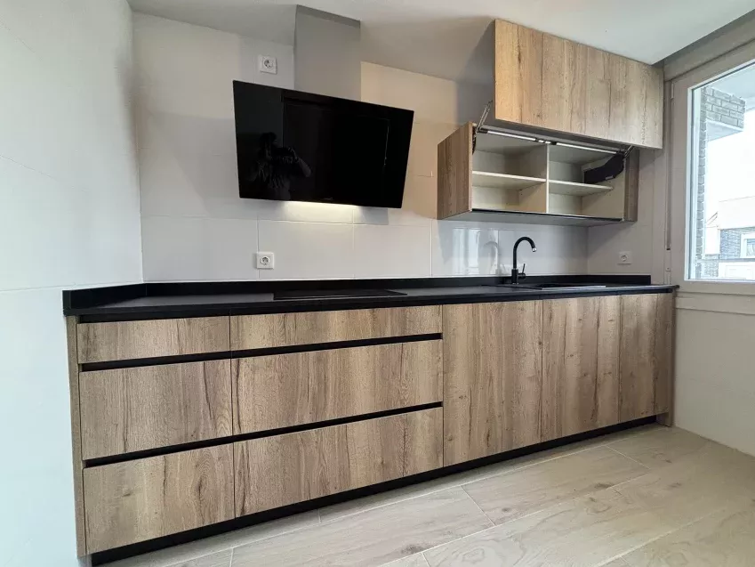 Servicio de mantenimiento para muebles de cocina, realizado por Tecnimueble, asegurando la durabilidad y buen estado de tus muebles.