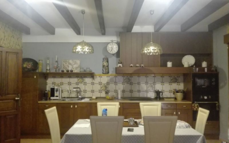 Cocina moderna con isla central diseñada por Tecnimueble