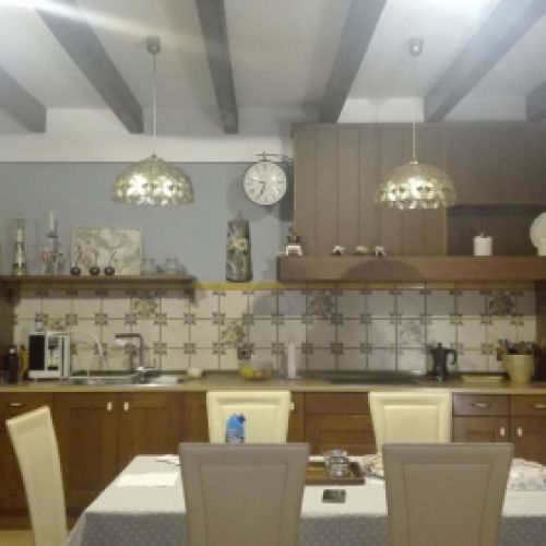 Cocina moderna con isla central diseñada por Tecnimueble