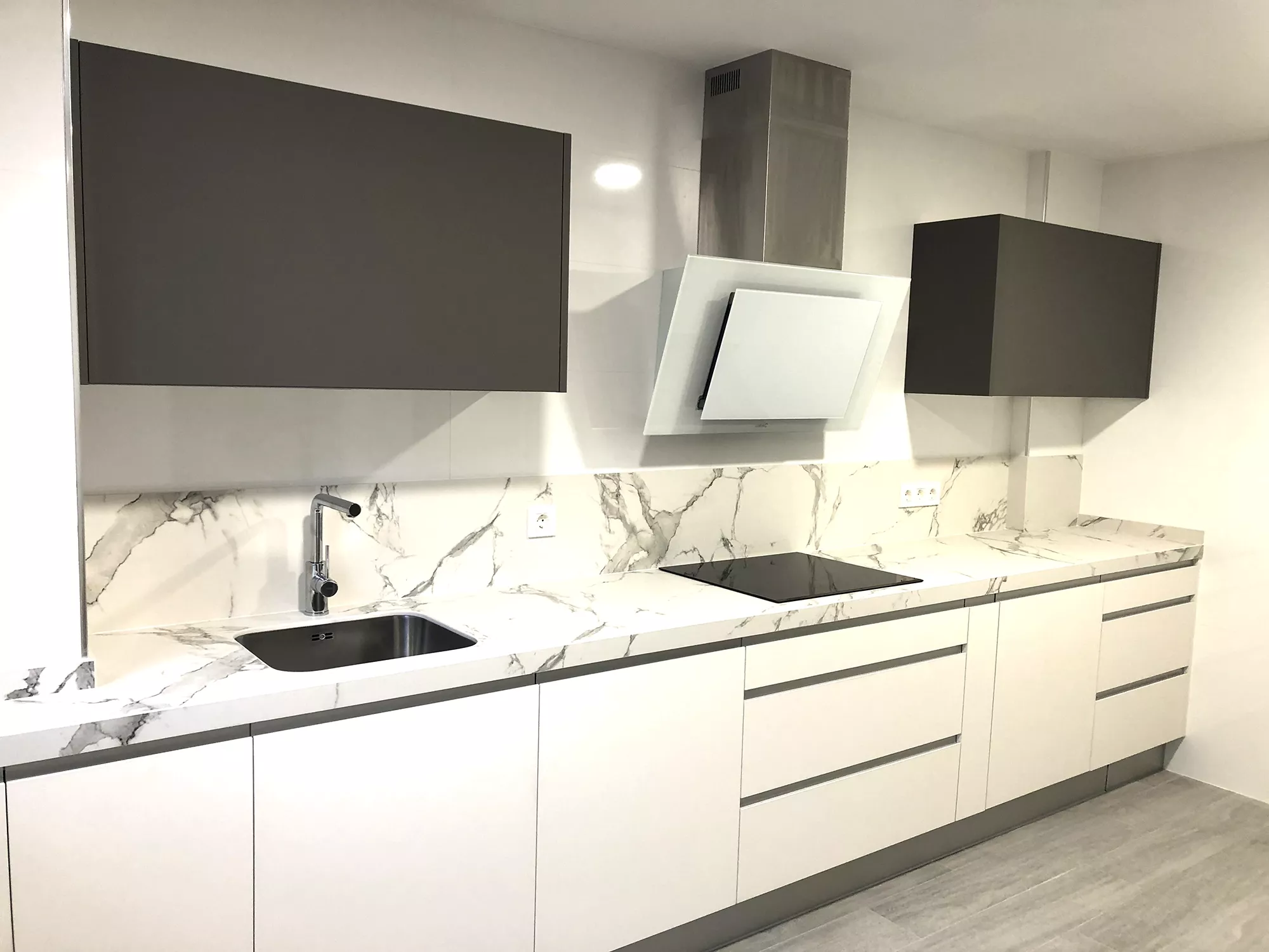 Cocinas personalizadas diseñadas por Tecnimueble en Valladolid, adaptadas a tu estilo y necesidades.