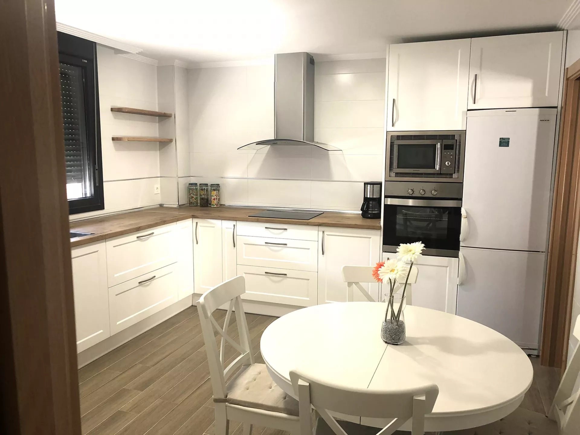 Cocinas personalizadas diseñadas por Merbau, adaptadas a las necesidades de cada cliente, con una garantía de 5 años