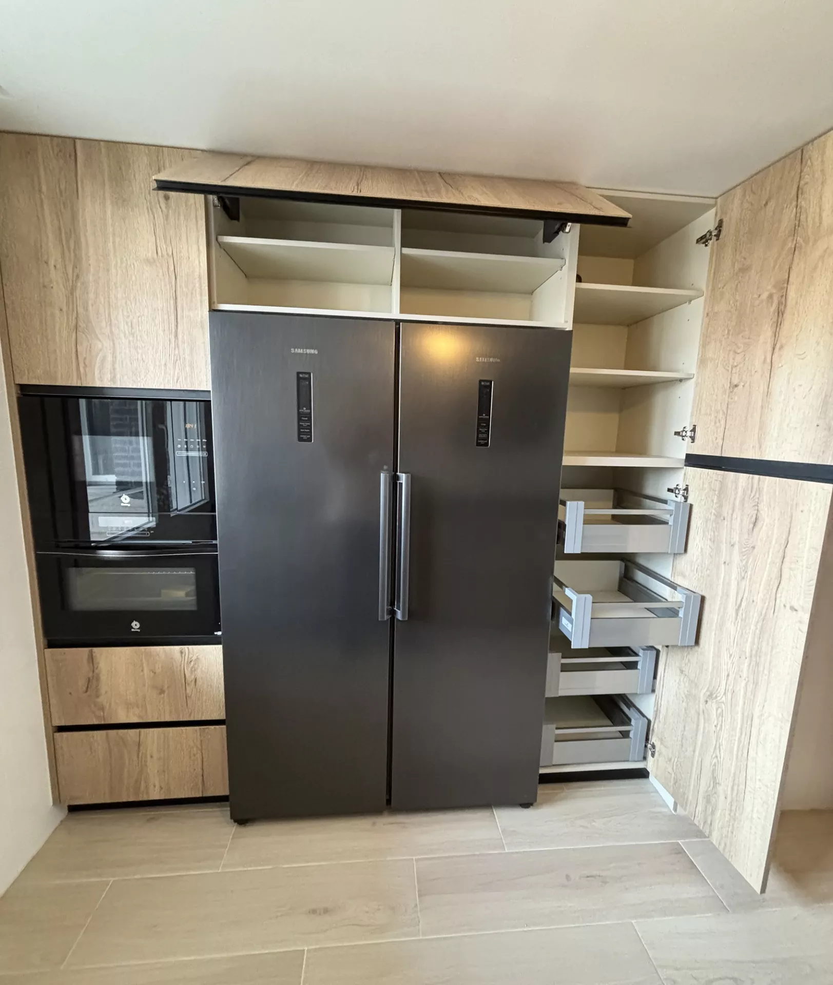 Materiales y acabados de alta calidad utilizados por Tecnimueble para crear muebles de cocina personalizados y duraderos